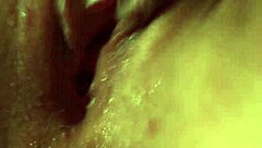 남자가 아내의 면도한 젖은 보지를 손가락질하는 귀여운 솔로 세션 필름