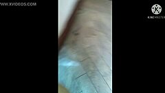 ¡El culo apretado de mamá se traga esa polla enorme hasta el fondo!