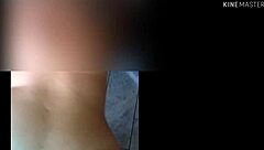 ¡El culo apretado de mamá se traga esa polla enorme hasta el fondo!