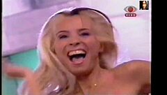 Lady Lu gjør super positiv striptease i rosa bikini, kler av seg sakte med selvsikker vibe 😊