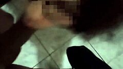 Nerd de óculos boqueteiro crossdressing in solo transsexual action