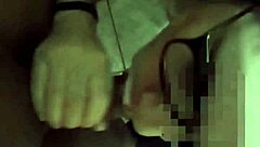 Nerd de óculos boqueteiro crossdressing in solo transsexual action