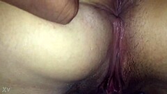 Brincando com a buceta e o cuzinho da gostosa de quatro