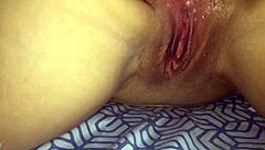 Brincando com a buceta e o cuzinho da gostosa de quatro