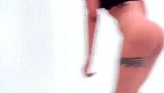 Laura Athens Diva enseña culo y tetas enormes como escort griega 18+