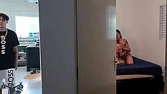 El famoso mc catches lady milf and bia hot kissing secretly - check what he did with subtitles in spanish