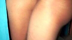 Ella se queda atorada en la puerta y aprovecho para penetrarla y hacerla gemir