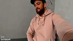 mathieu ferhati se tape une queue dans un parking, ouais, je me branle solo comme un fou ici