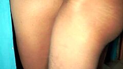 Ella se queda atorada en la puerta y aprovecho para penetrarla y hacerla gemir