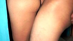 Ella se queda atorada en la puerta y aprovecho para penetrarla y hacerla gemir