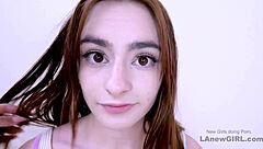 هزات جنس مجنونة تضرب هؤلاء المثليات بالسترابون بينما الخادمة المراهقة 18+ الجميلة تُدق