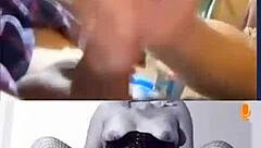 ¡Ey mira esta corrida tributo a la milf caliente con coño rapado y medias!