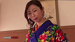 Kimono milf Ayumi Shinoda giver blowjob og fingrer hardcore cosplay