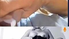 ¡Ey mira esta corrida tributo a la milf caliente con coño rapado y medias!