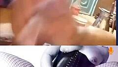 ¡Ey mira esta corrida tributo a la milf caliente con coño rapado y medias!