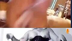 ¡Ey mira esta corrida tributo a la milf caliente con coño rapado y medias!