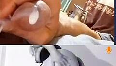 ¡Ey mira esta corrida tributo a la milf caliente con coño rapado y medias!