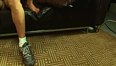 Sie bettelt ihn an sie mit Pisse und Sperma kotzen zu lassen jetzt muss sie alles schlucken