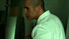 Sie bettelt ihn an sie mit Pisse und Sperma kotzen zu lassen jetzt muss sie alles schlucken