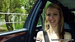 Yolda kalan 18+ otostopçu araba kaputunda oral verip sikiliyor dış POV