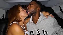 Dei uma carona pra minha vizinha e botei nela no banco de traz do carro