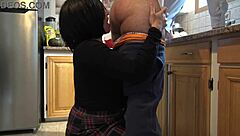 Hej, poglej to milf, ki daje razuzdano lizanje riti v kuhinji kot prava kurba