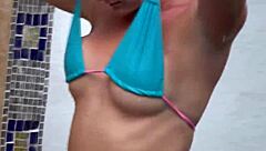 Сводная сестра подсмотрена в душе и жестко оттрахана