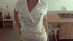 Зрелая милфа с большой жопой в белье и стрингах хвастается сексуальными жирными формами