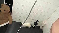 مراهقة عربية 18+ بجسم مثالي تخلع في الدش لاستمناء فردي رذاذ على كسها الضيق