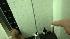 مراهقة عربية 18+ بجسم مثالي تخلع في الدش لاستمناء فردي رذاذ على كسها الضيق