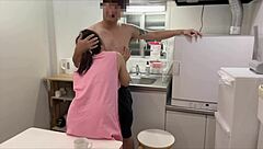 保育士の彼女に裸の状態でエプロン着させて台所で沢山えっちした時の素人カップル動画。