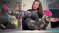 Oh wow, dive into this foot fetish dirty talk with a brunette milf showing off her toes and barefoot vibes!