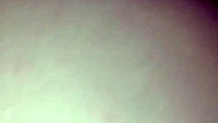 el vecino me sorprende en el baño y me ayuda con una tarea rápida.