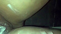 el vecino me sorprende en el baño y me ayuda con una tarea rápida.