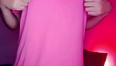 es una novia cachonda que muestra su coño con tetas naturales y culo grande