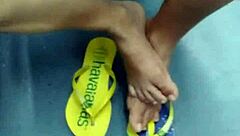I love watching this candid Brazilian girl doing shoeplay with her flip flops