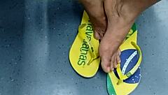 I love watching this candid Brazilian girl doing shoeplay with her flip flops