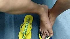 I love watching this candid Brazilian girl doing shoeplay with her flip flops