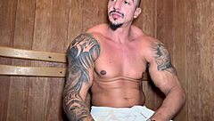 Novinha nerd com cara de santa liberou a bucetinha pro personal pirocudo em amateur teen action.