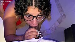 Fața palidă adoră să sugă pe pula neagră