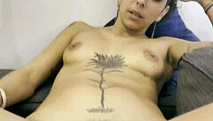 Zwei Mädels teasen verbundene Freundin mit nassen Fotzenlecken im Gruppenspaß