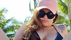 colocou um biquíni curto e foi na praia atrás de macho