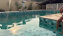 Novinha transa na beira da piscina depois de fumar narguile, com boquete e foda intensa.