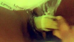 Rå analrövknull med grönsak djupt i fitta för intensiv sexsession