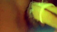 Rå analrövknull med grönsak djupt i fitta för intensiv sexsession