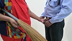 Zakaj varnostnik dobi skrivno ročno od hišne pomoči v uniformi?