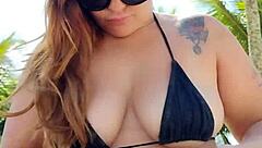 colocou um biquíni curto e foi na praia atrás de macho