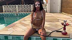 Novinha transa na beira da piscina depois de fumar narguile, com boquete e foda intensa.