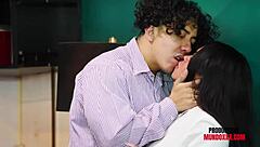 Me comi la enorme polla de mi colaborador en la oficina con un beso apasionado 😈🍆