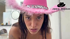 ei morena, você é perfeita sentando no meu pau com esse chapéu, cavalgando forte até gozar